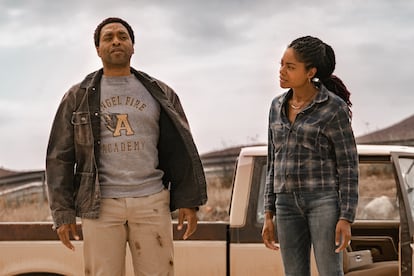 Chiwetel Ejiofor y Naomie Harris, en el primer episodio de la serie.