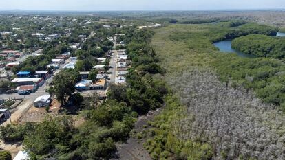 La misma suerte tuvieron otras ruinosas viviendas de madera, bloques de cemento y láminas de latón en los sectores populares de La Mara y La Bomba, en Dajabón, y en comunidades de la vecina provincia de Monte Cristi. Los vecinos suponen que el MF pintado con spray por militares se refiere a las palabras "muro fronterizo". En la imagen, una vista aérea de las viviendas ubicadas en el sitio propuesto para el muro fronterizo, en el municipio de Pepillo Salcedo, en Monte Cristi. 