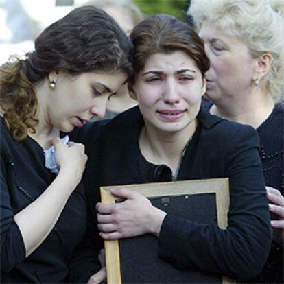 Familiares de un pasajero israelí fallecido en el siniestro del Tu-134, ayer durante el funeral en Moscú.