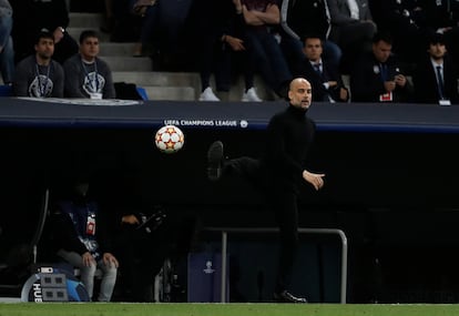 Guardiola, entrenador del Manchester City, intenta controlar un balón. 