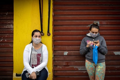 Ana Claudia e Paula esperam notícias dos maridos, que lutam contra a covid-19 em São Paulo. Há semanas elas vêm todos os dias à porta do Hospital Municipal Tide Setúbal, na zona leste, para ouvir o boletim dos pacientes, que não é passado por telefone.