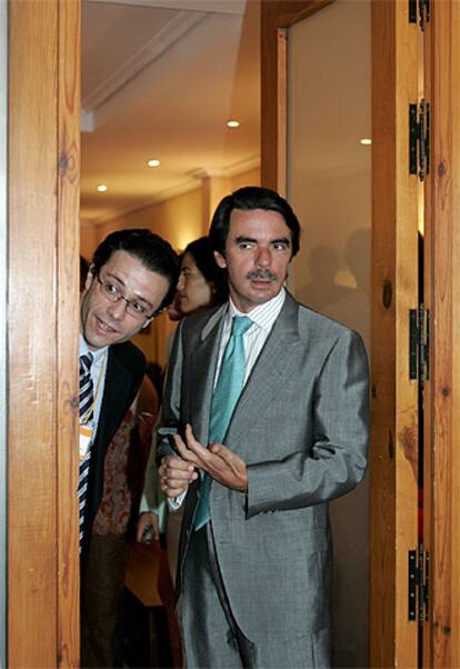 José María Aznar y el secretario general de la FAES, Javier Fernández-Lasquetty, en julio de 2004.