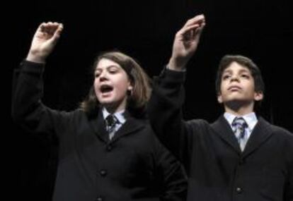 Los niños de San Ildefonso, Joel Fernández Godos y Andrea Ladrón Guevara, cantando el premio gordo de la lotería de Navidad.