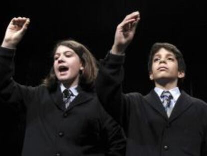 Los niños de San Ildefonso, Joel Fernández Godos y Andrea Ladrón Guevara, cantando el premio gordo de la lotería de Navidad.