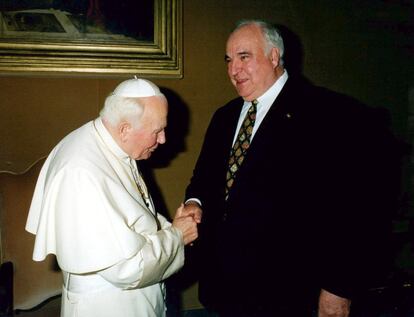 El Papa Juan Pablo II estrecha la mano de Helmut Kohl durante su encuentro en el Vaticano el 10 de octubre de 1998, con motivo de la canonización de la Hermana Edith Stein, también conocida como Hermana Teresia Benedicta, monja nacida judía, asesinada por los nazis en la cámara de gas de Auschwitz, en 1942.