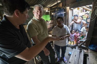 Al Gore, en el documental, con el alcalde de Tacloban City (Filipinas), ciudad asolada por el tifón Haiyan.