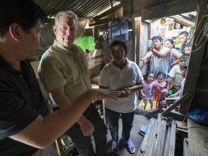 Al Gore, en el documental, con el alcalde de Tacloban City (Filipinas), ciudad asolada por el tifón Haiyan.