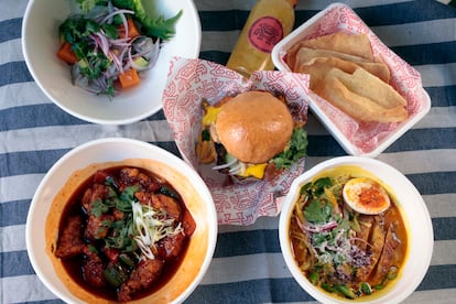 Ceviche de corvina, chicharrón peruano en pan de brioche, pavo agridulce y curry ají de gallina, del nuevo delivery de Tripea