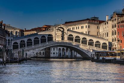 Vista del puente de Rialto, el más antiguo de los cuatro puentes de Venecia y probablemente el más famoso y fotografiado de la ciudad.