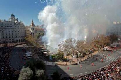 La plaza del Ayuntamiento de Valencia, hoy, durante la <i>mascletà</i>.