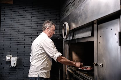 José Manuel Viejo, atendiendo la parrilla.