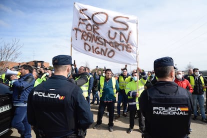 Protesta de transportistas en Valladolid, este viernes.
