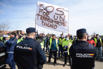 Protesta de transportistas en Valladolid, este viernes. 