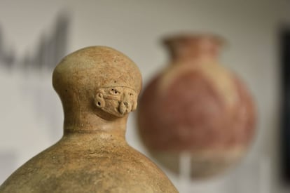 Archaeological pieces recovered by Ecuador are displayed at the National Museum in Quito on July 25, 2018.   The National Institute of Cultural Heritage (INPC) recovered 13 pre-Hispanic archaeological pieces which were to be auctioned in Germany. The statues and vessels had been acquired by a private collector and taken illegally to Germany. / AFP PHOTO / Rodrigo BUENDIA