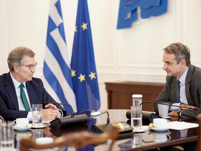 El primer ministro de Grecia, el conservador Kyriákos Mitsotákis (a la derecha), recibe al presidente del PP, Alberto Núñez Feijóo, este viernes en Atenas.