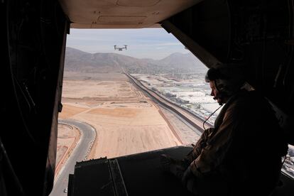 El sargento Derek Levi, en un helicóptero que sobrevuela la frontera entre Estados Unidos y México, el 31 de enero de 2025.