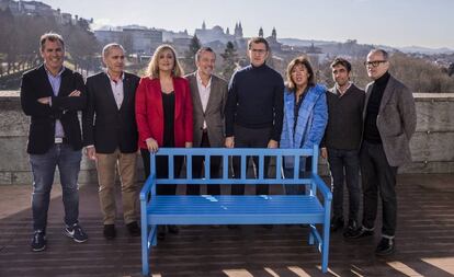 Feijóo, durante la presentación en enero de sus candidatos en las ciudades. De rojo, Elena Muñoz, y de gafas y con chaqueta, Jesús Vázquez.