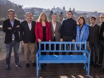 Feijóo, durante la presentación en enero de sus candidatos en las ciudades. De rojo, Elena Muñoz, y de gafas y con chaqueta, Jesús Vázquez.