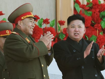 El destituido jefe militar Ri Yong-ho junto a Kim Jong-Un en un acto en febrero, en una foto de Kyodo.