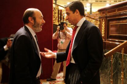 Alfredo Pérez Rubalcaba (izquierda) y Eduardo Zaplana conversan durante un pleno del Congreso.