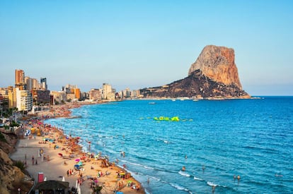 El Arenal-Bol, con el peñón de Ifach cerrando la bahía de Calpe.