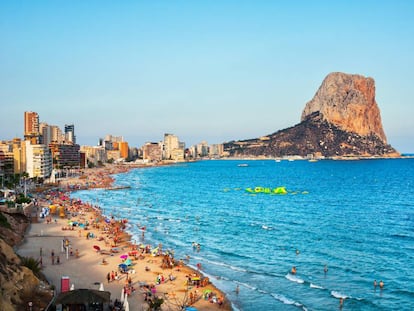 El Arenal-Bol, con el peñón de Ifach cerrando la bahía de Calpe.