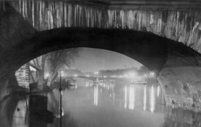 Vista desde el Pont Royal hacia el Pont Solférino de Brassaï.