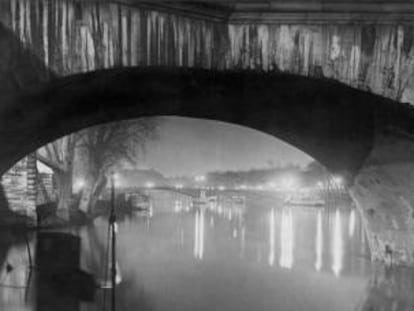 Vista desde el Pont Royal hacia el Pont Solférino de Brassaï.