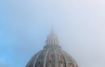 La cúpula de la basílica de San Pedro en la Plaza del Vaticano, cubierta por la niebla.