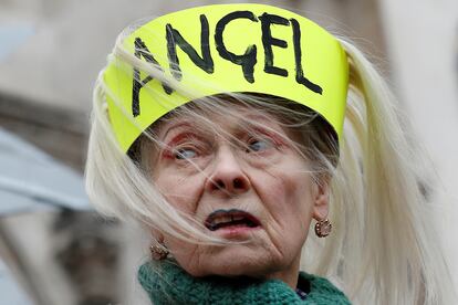 La diseñadora Vivienne Westwood, vestida de ánge posa junto a otros activistas anti-fracking.