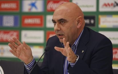 El vicepresidente del Elche, Antonio Carmona, durante la rueda de prensa en relación a la situación económica del club del pasado viernes.