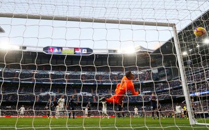 El portero del Real Madrid Jordi Masip no consigue para el gol en propia puerta.
