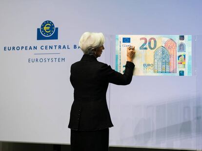 La presidenta del BCE, Christine Lagarde, firmando el billete de 20 euros