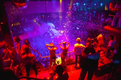 Fiesta de la espuma en una discoteca de Ibiza.