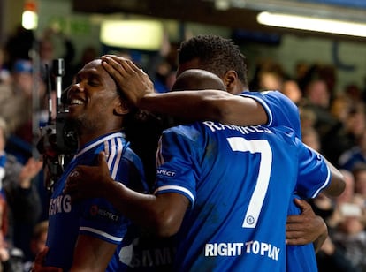 Los jugadores del Chelsea felicitan a Eto'o por su segundo gol.