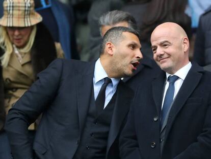 Gianni Infantino (derecha), con el presidente del Manchester City, Al Mubarak, en el Etihad Stadium.