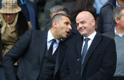 Gianni Infantino (derecha), con el presidente del Manchester City, Al Mubarak, en el Etihad Stadium.