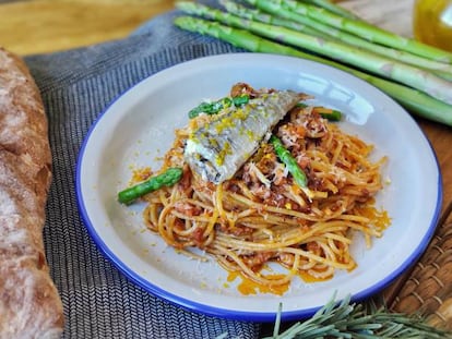 Pasta con ragú de sardinas y espárragos