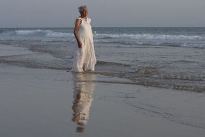 Asunción Balaguer, en Cádiz durante el rodaje del documental sobre su vida <i>Una mujer sin sombra</i>.