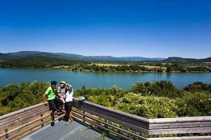 La vía verde del embalse de UllíbarriGamboa, en Vitoria.