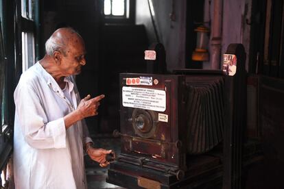 El fotógrafo indio Kedar Nath Dey, de 87 años, muestra su cámara de placa de fabricación alemana de 1915, con motivo del Día Mundial de la Fotografía en su residencia en Calcuta.