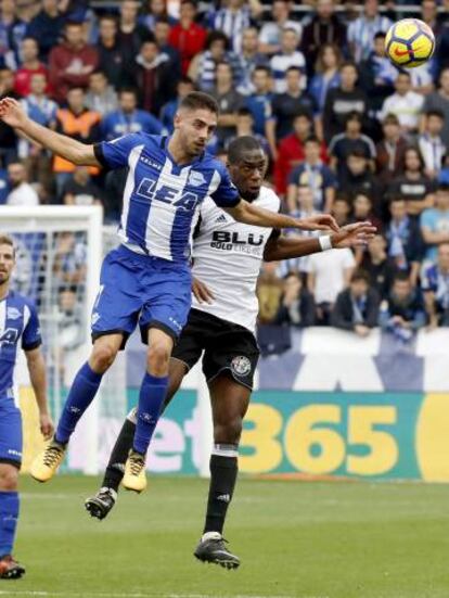 Kondogbia disputa la pelota al alavesista Sobrino.