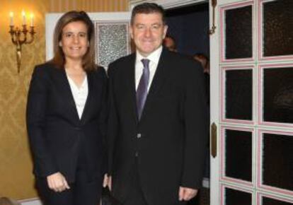 La ministra de Empleo y Seguridad Social, Fátima Báñez (i), y el director general de la Organización Internacional del Trabajo (OIT), Guy Ryder (d). EFE/Archivo