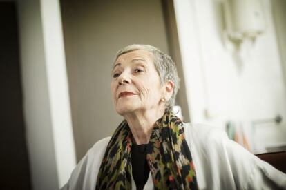 Rosa Novell als camerinos del Romea durant un descans.
