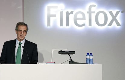 El presidente de Telef&oacute;nica, C&eacute;sar Alierta, durante el acto de presentaci&oacute;n de los planes de futuro del nuevo sistema operativo para m&oacute;viles Firefox OS ayer en un acto previo al Mobile World Congress, en L&#039;Hospitalet (Barcelona).