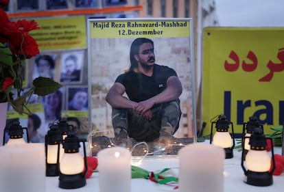 Fotografía de Majid Reza Rahnavard, de 23 años, durante una protesta de la diáspora iraní en Berlín, el 12 de diciembre de 2022. 