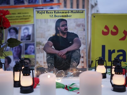 Fotografía de Majid Reza Rahnavard, 23, ejecutado en público este lunes en Mashad (Irán), durante una protesta contra el régimen iraní en Berlín el 12 de diciembre.