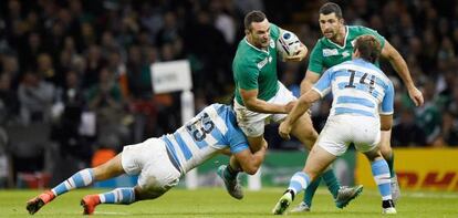 Moroni placa al irlandés Devin Toner.