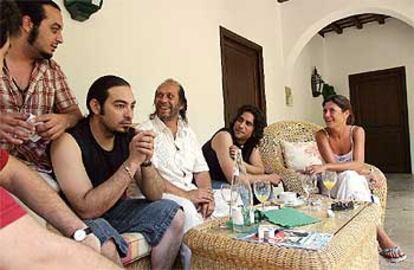 Paco de Lucía conversa con Sara Baras y varios de sus músicos en su casa de Algeciras, tras conocer la noticia.