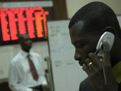 Operadores financieros en la Bolsa de Ghana.